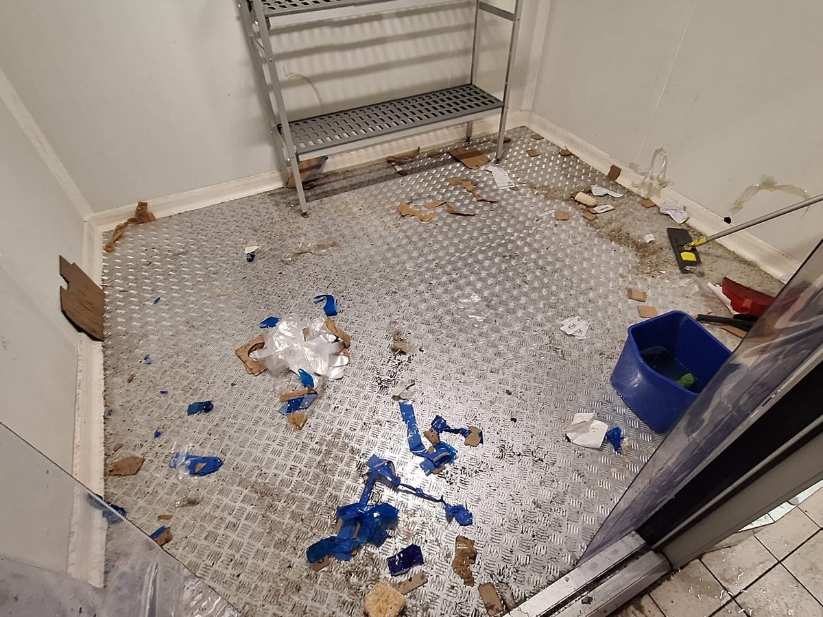 Podłoga ryflowana przed sprzątaniem